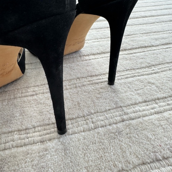 Jimmy Choo Pumps in Black Suede. High heel with a slight platform. - Picture 5 of 6